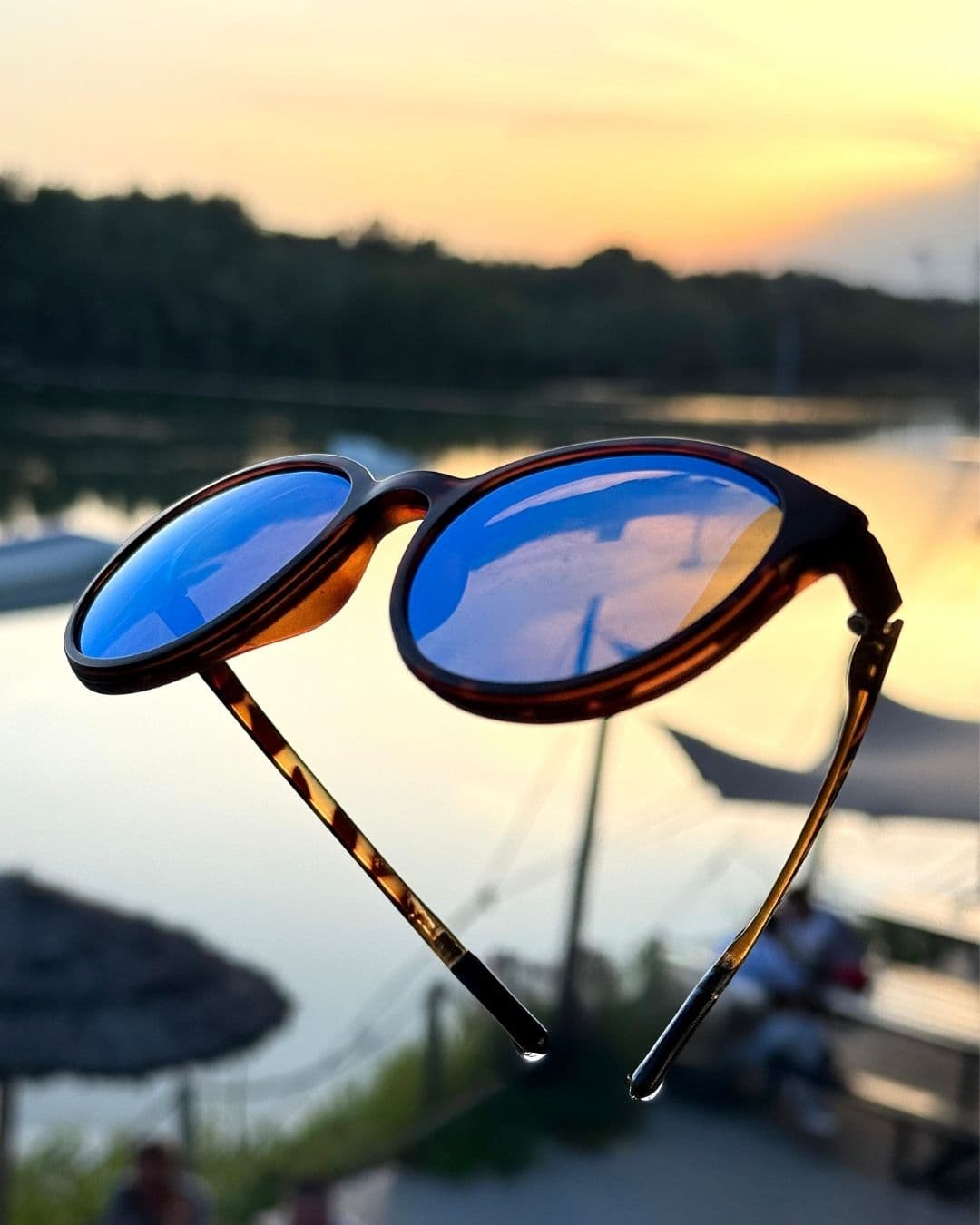 Choisir ses lunettes, ce n’est pas seulement une question de look (même si ça compte beaucoup 😉).
 👉 La monture, c’est