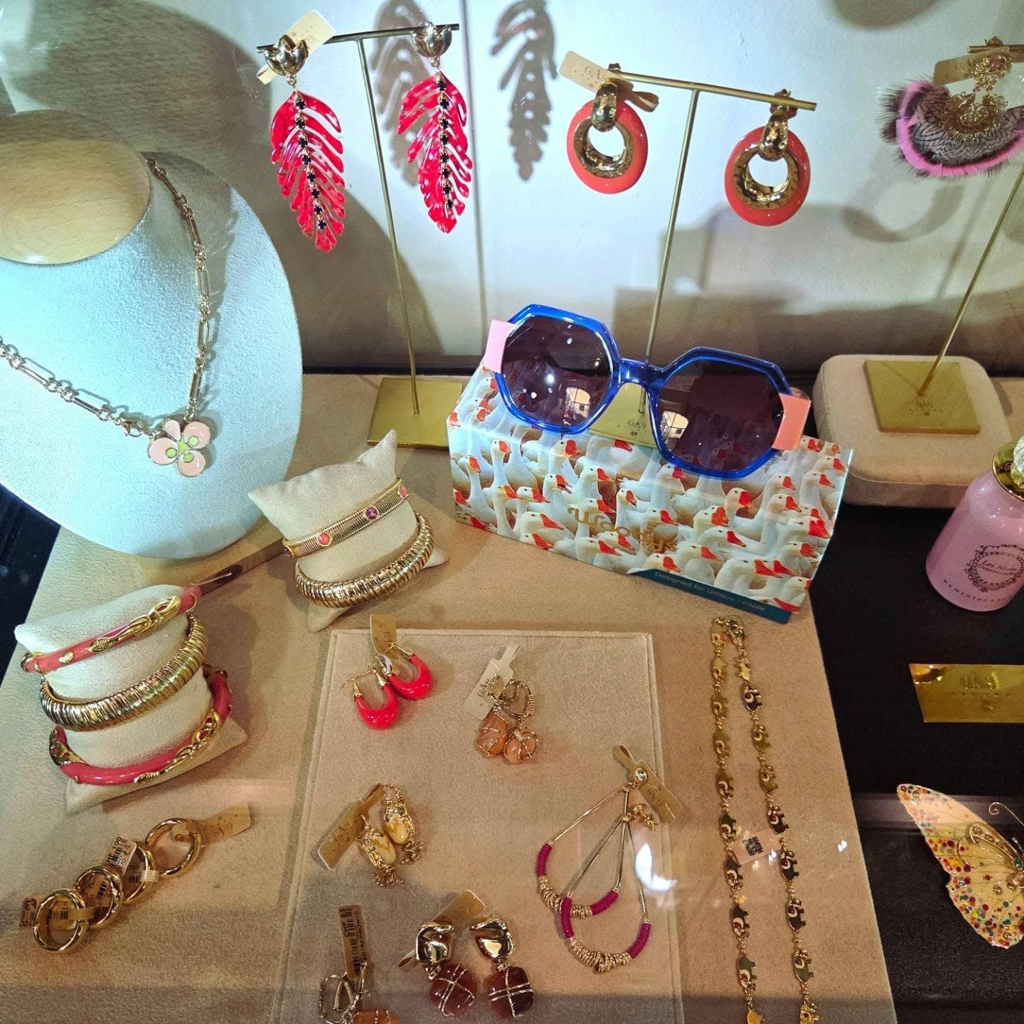 Merci @lasuite1.ch de sublimer nos solaires Woodys!
#commerceindependant#mode#solaires#carouge