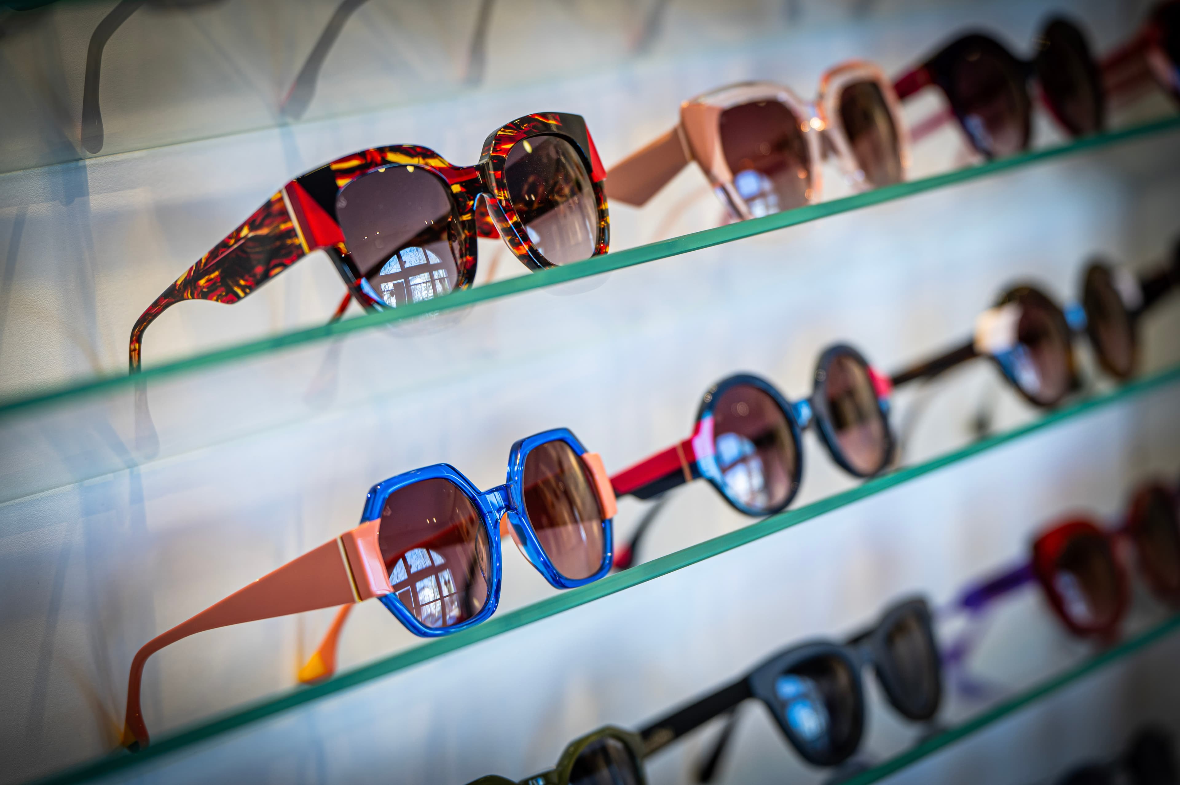 Sélection de lunettes solaires sur présentoir